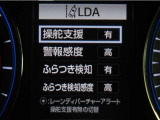 レーンディパーチャーアラートとは車線、又は走路からの逸脱の可能性を警告すると共に、車線、又は走路からの逸脱を避けるためのハンドル操作の一部を支援する機能です。詳細は販売店スタッフまでお尋ね下さい。