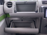 ●2段式のグローブボックス●荷物の区分けがしやすく便利です