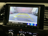 リバースギアに入れるだけで後方の表示へ切り替わります。夜間や雨の日の駐車も楽になりますよ。