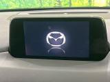【マツダコネクトナビ】車内の雰囲気にマッチした一体型タイプのナビ。各種車輌設定やBluetooth再生等、様々な機能が楽しめます。直感的なダイヤル操作が可能で、使い勝手も良好です。