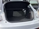 開口部が低く設定されているので、荷物の積み下ろしがスムーズに行えます。更に分割可倒式リアシートの採用でシートのバックレストを倒すと、大きく長い荷物も積み込めます。