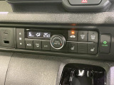 【オートエアコン】一度お好みの温度に設定すれば、車内の温度を検知し風量や温度を自動で調整。暑い&hellip;寒い&hellip;と何度もスイッチ操作をする必要はありません。快適な車内空間には必須の機能ですね♪
