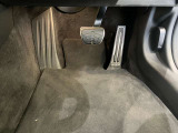 【ペダル】BMWはオルガン式アクセルペダルを採用しています。踏み込む足とペダルが同じ軌跡を描くため、かかとがずれにくく、アクセルコントロールがよりしやすくなるメリットがあります。