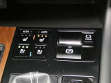 運転席・助手席は、ヒーター&ベンチレーション付シートです。暑い時期も寒い冬も快適に過ごせるうれしい装備です。