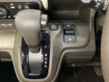 CVT車のセレクトレバーです。低速から高速まで、変速ショックのないスムーズな走りと、エンジン効率のよい領域を維持して燃費にも貢献します。サイドブレーキはスイッチ操作の電子制御パーキングブレーキです。