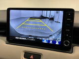 リバースギアに入れるだけで後方の表示へ切り替わります。夜間や雨の日の駐車も楽になりますよ。