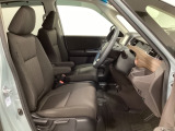 女性でも運転がしやすいように、シートの高さ調整機能(シートリフター)がついています。広い足元にゆったり座れるシートには肘掛も装備しており長距離の運転でも疲れにくいシートです。