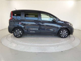 両側パワースライドドア付きだから、狭い駐車スペースなどでの 乗り降りラクラク!小さなお子さまのいるご家庭には嬉しい装備。