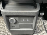 シガーソケットに加えUSBソケット2口を装備☆電子機器の充電も安心♪