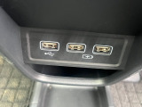 充電ジャックも2つ装備。スマートフォン等を2台同時に充電可能です。