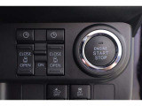 電動スライドドアのスイッチです。車内からもスイッチひとつでラクにドアの開閉できますよ♪