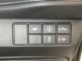Hondaセンシング用の、VSA(ABS+TCS+横滑り抑制)解除と路外逸脱抑制機能のオンオフスイッチなどはハンドルの右側に装備しています。