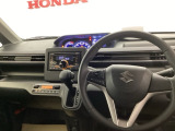 運転席周辺のスマートなレイアウトが、操作のしやすさを実現。快適なドライブをサポートします。