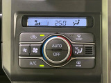 【オートエアコン】一度お好みの温度に設定すれば、車内の温度を検知し風量や温度を自動で調整。暑い&hellip;寒い&hellip;と何度もスイッチ操作をする必要はありません。快適な車内空間には必須の機能ですね♪