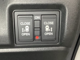 リアドアは乗り降りに便利な両側電動スライドドアです。また運転席に座っていながらスイッチ操作で自在にスライドドアを開け閉めできます。