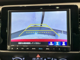 リバースギアに入れるだけで後方の表示へ切り替わります。夜間や雨の日の駐車も楽になりますよ。