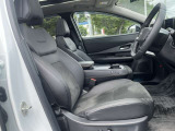 運転のしやすさ、静かで落ち着いた乗り心地のフロントシート。
