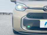 【LEDヘッドライト】悪天候や夜間走行時も良好な視界を確保し安心して運転できる高輝度LEDヘッドライトを装備!点灯速度が早く、消費電力も抑えられています。