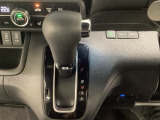 CVT車のセレクトレバーです。低速から高速まで、変速ショックのないスムーズな走りを実現するとともに、エンジン効率のよい領域を維持することで燃費にも貢献します。