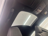 【ガラスルーフ】ガラスルーフ搭載で車内の解放感が一気にアップ!開放的なドライブをお楽しみいただけます。