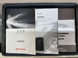 スマートキーは鍵をバッグに入れたままでもドアロックの開閉やエンジンのON・OFFができます。夜間や雨の日も鍵を探さなくて良いので便利です。