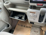 グローブボックスは奥行きたっぷり、大容量の収納スペース