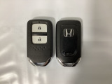 スマートキーを装備しています。鍵を差し込むことなくドアロックの開け閉めと、スタートボタン操作でのエンジンスタートができます。スペアキーも同じものを用意しております。