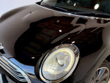 LEDヘッドライトを装備。明るく視認性に優れ、夜間や悪天候時の運転をしっかりサポートします。