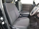 運転席・助手席まわりです。ゆったりと座って頂けるシートで快適です。