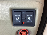 リアドアは乗り降りに便利な両側電動スライドドアです。また運転席に座っていながらスイッチ操作で自在にスライドドアを開け閉めできます。