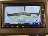 リバースギアに入れるだけで後方の表示へ切り替わります。夜間や雨の日の駐車も楽になりますよ。