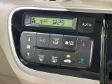 【オートエアコン】一度お好みの温度に設定すれば、車内の温度を検知し風量や温度を自動で調整。暑い&hellip;寒い&hellip;と何度もスイッチ操作をする必要はありません。快適な車内空間には必須の機能ですね♪