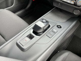扱いやすい専用シフトレバーです♪指先一つで操作可能な電動パーキングブレーキ付き♪
