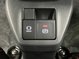 【電動パーキングブレーキ+オートブレーキホールド機能】 指先だけで簡単に操作が可能なパーキングブレーキ、スイッチを押すとブレーキペダルから足を離してもブレーキを保持できるオートブレーキホールド搭載。