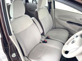 運転席まわりには十分なスペースがあり、大柄な方でもゆったり運転していただける環境です。