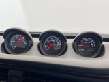 【ブーストメーター】コックピットのスポーティさも増す人気の装備。車両から得られる情報も増え、走りに必要な情報が一目で分かります。