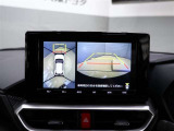 パノラミックビューモニター付きです。車両を上から見たような映像をディスプレイオーディオ画面に表示。運転席からの目視だけでは見にくい、車両周辺の状況をリアルタイムでしっかり確認できます。