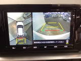 バックギアに入れますとご覧のような画像に自動的に切り替わります。車庫入れ時に役立ちます。
