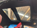 【パノラマルーフ】大型のガラスルーフ搭載で車内の解放感が一気にアップ!開放的なドライブをお楽しみいただけます。