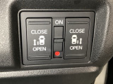 リアドアは乗り降りに便利な両側電動スライドドアです。また運転席に座っていながらスイッチ操作で自在にスライドドアを開け閉めできます。