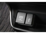 USBオーディオ用ソケットがついていますので携帯電話などを接続すれば音楽等の再生が可能です!