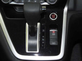 【電動パーキング】ボタンひとつでパーキングON。女性の方や運転に慣れていない方にも安心.