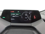 視線を前方に誘導する、トップマウントメーターを起点とし、安全確認がしやすく、運転に集中できる構成に。最大限走りの良さを楽しむことができます。