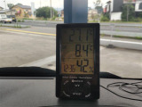 車内に設置されたデジタル式温度・湿度計(時計表示付き)の拡大カットです。液晶の表示状態や日常の使用に伴う本体表面のコンディションを画像より詳細にご確認ください。