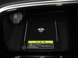 ワイヤレス充電器がついています。対応スマートフォンを置くだけで充電が可能です。