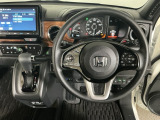 【ハンドル】運転にかかわる様々な操作を安全に行えるように視点移動が少なく操作性に配慮されたスイッチ類が凝縮されたコックピットです。