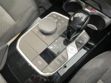 【シフトノブ】BMWの高性能オートマチックは、ATセレクトレバーを左側に倒すことで、通常の「D」から「S」(スポーツ)または「M」(マニュアル)へと切り替えが可能です。