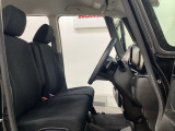 座面も厚みがあり背もたれも高く、広い足元にゆったり座れるシートです。運転席と助手席の間が空いている為、助手席側への移動がスムーズです。交通量の多い道でも助手席側から乗り降りができます。
