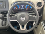 インテリアに合わせたデザインのステアリングは、運転される方のことも考え、運転しやすい形状、大きさです。是非一度、実際に触ってお確かめください。