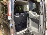 テールゲートは人が乗り降りする時のヨコ開きと、荷物を載せる時は通常のタテ開きの、2通りの開閉ができる、わくわくゲートです。